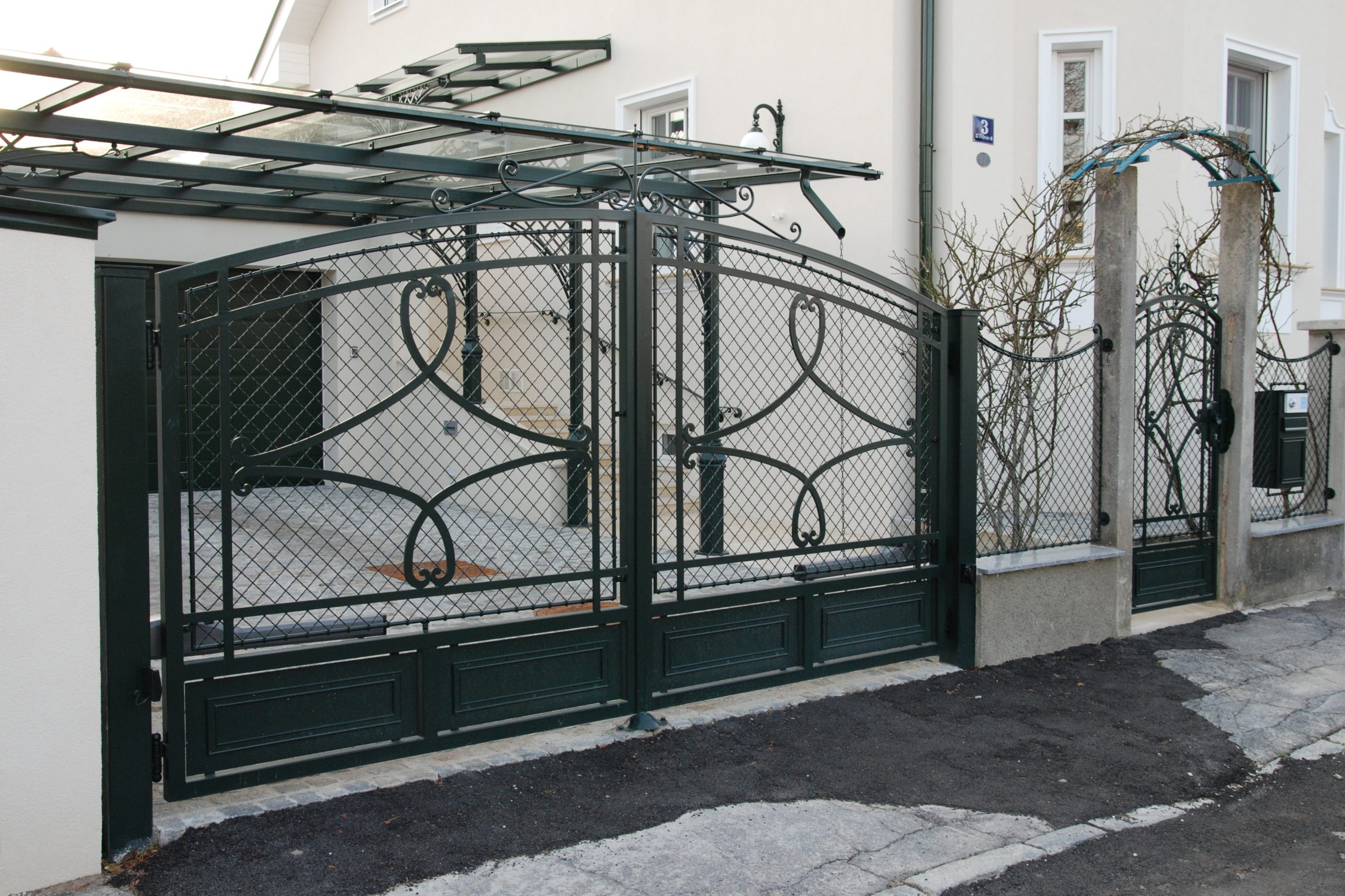 28815085-kunstschmiede-panzenboeck-firmengebaeude-th