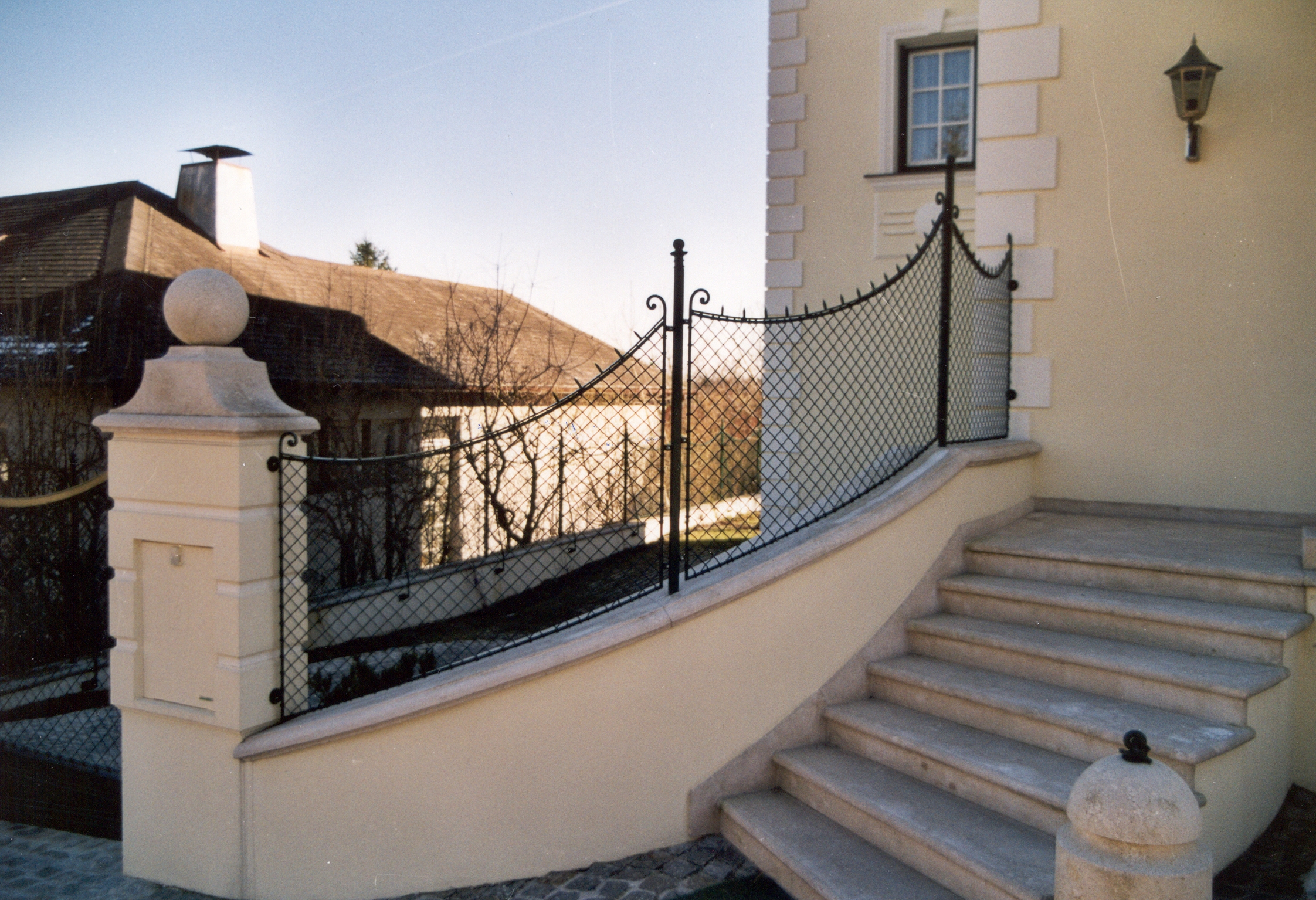 28815085-kunstschmiede-panzenboeck-firmengebaeude-th