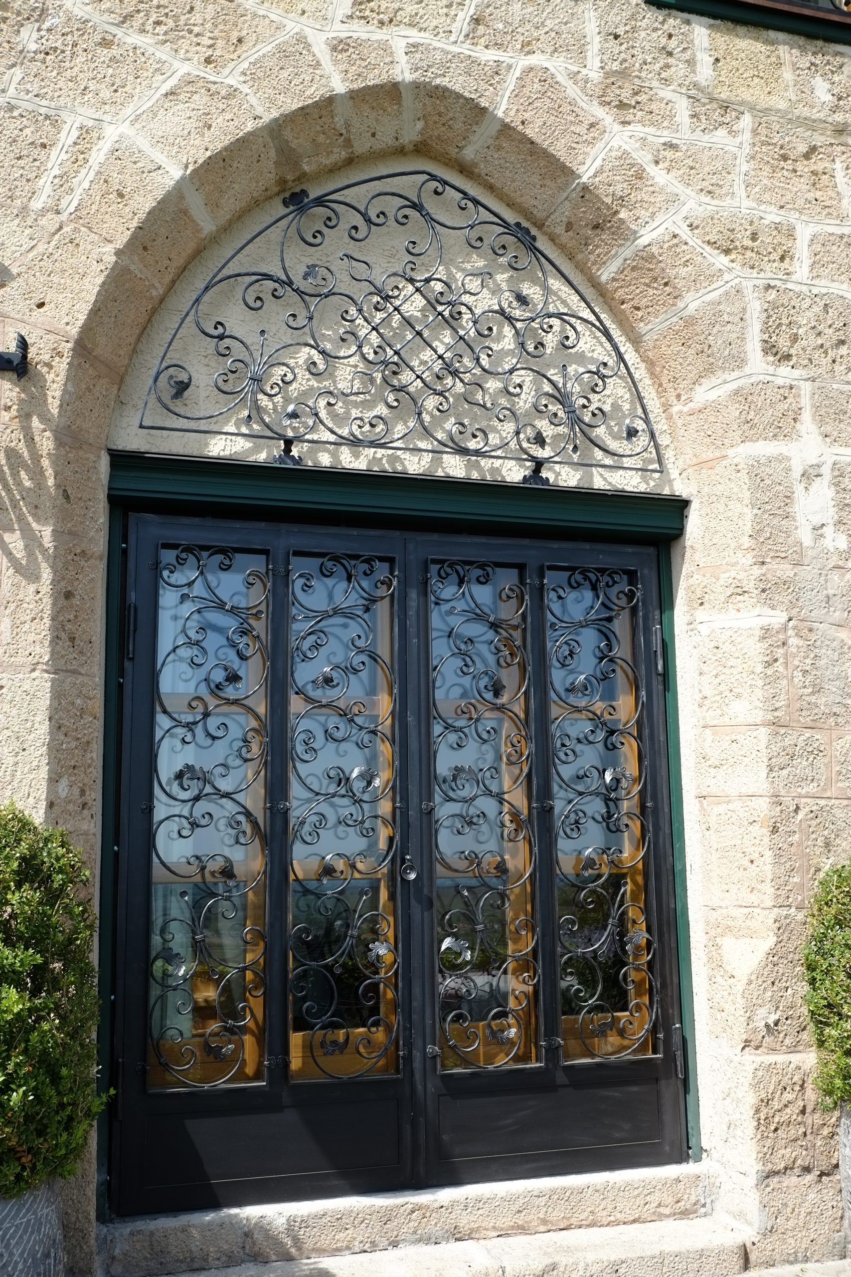 28815085-kunstschmiede-panzenboeck-firmengebaeude-th