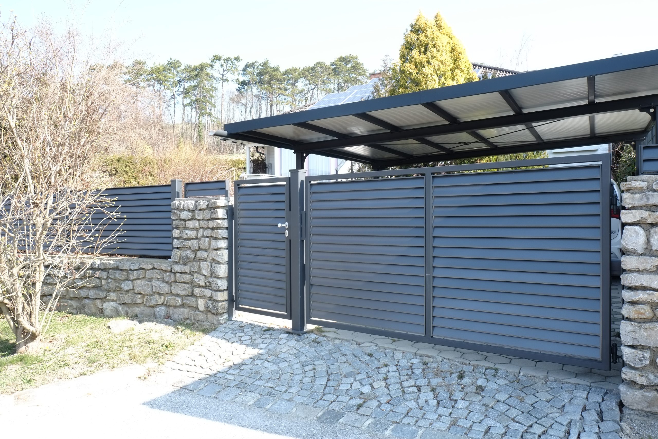 28815085-kunstschmiede-panzenboeck-firmengebaeude-th