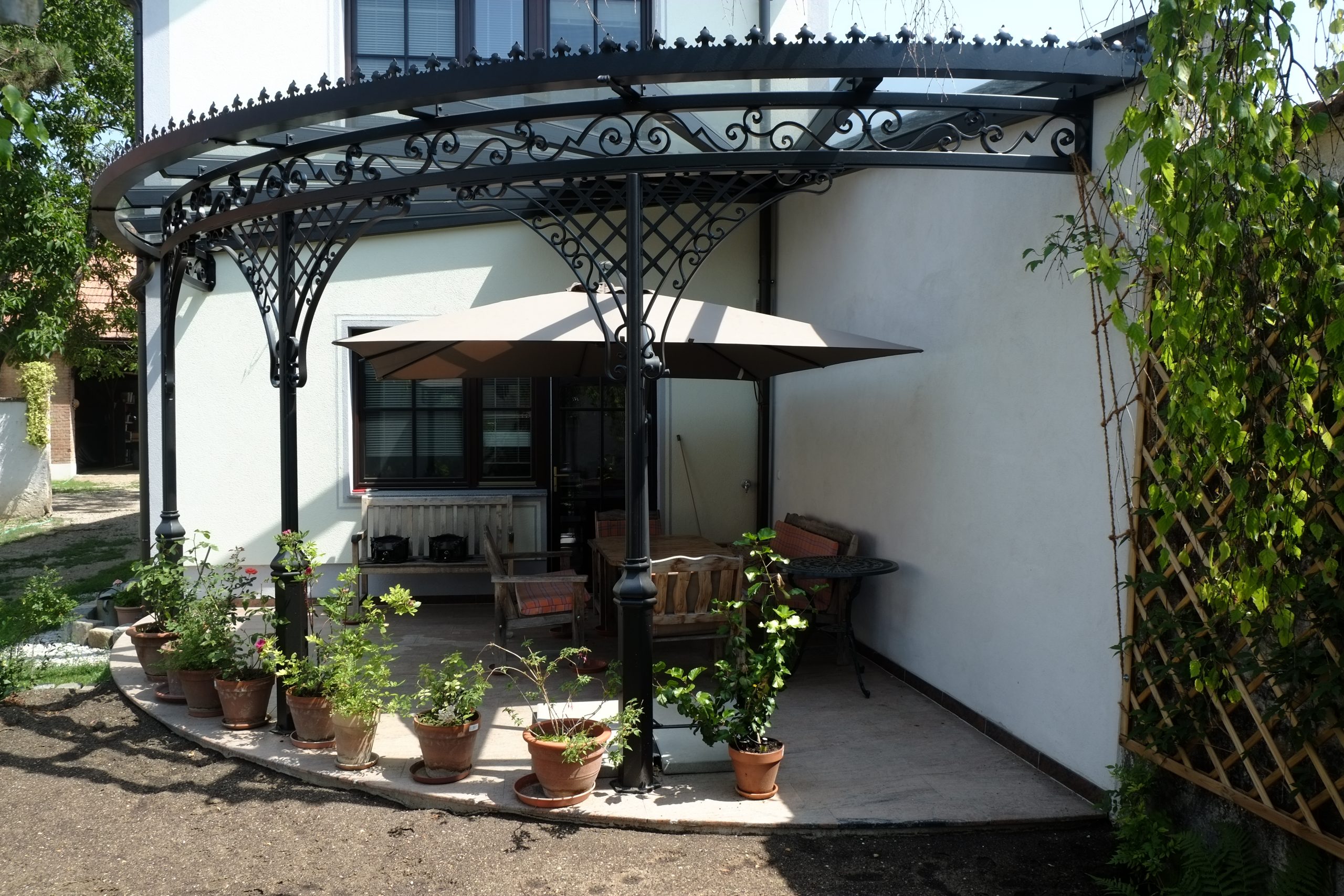 28815085-kunstschmiede-panzenboeck-firmengebaeude-th